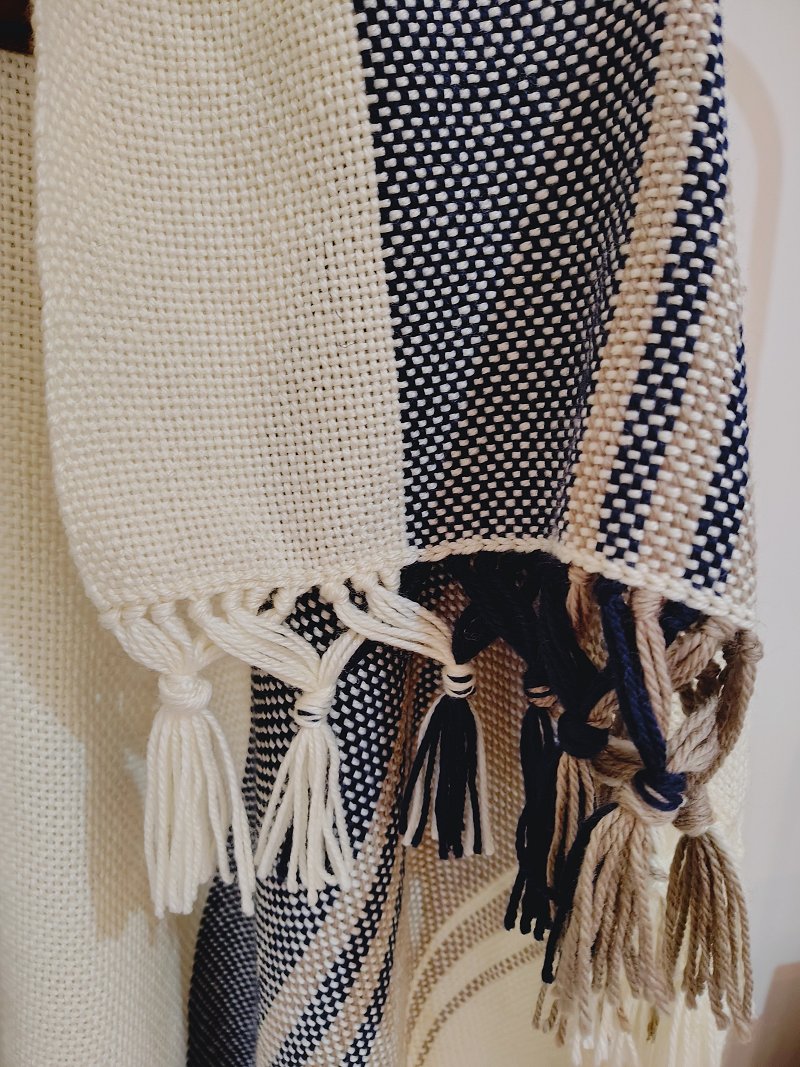 Ruanas tejidas en telar Kunge detalle tejido